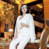 Beda dari geng sosialita yang lain, ini gaya kocok arisan ala Bella Shofie