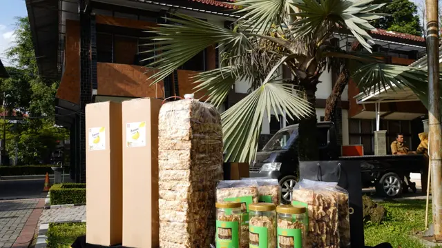 Beberapa sampel produk sale pisang Garut, Jawa Barat siap membanjiri pangsa pasar negeri jiran Malaysia. (Liputan6.com/Jayadi Supriadin)`