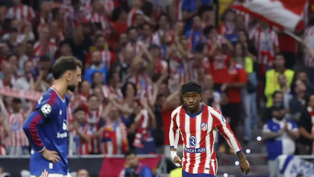 Ademola Lookman merayakan gol ke gawang Manchester United di ajang Liga Champions