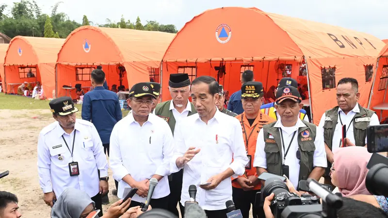 Presiden Joko Widodo atau Jokowi saat meninjau lokasi banjir lahar dingin di Nagari Bukik Batabuah, Kabupaten Agam, Sumatera Barat, Selasa (21/5/2024)