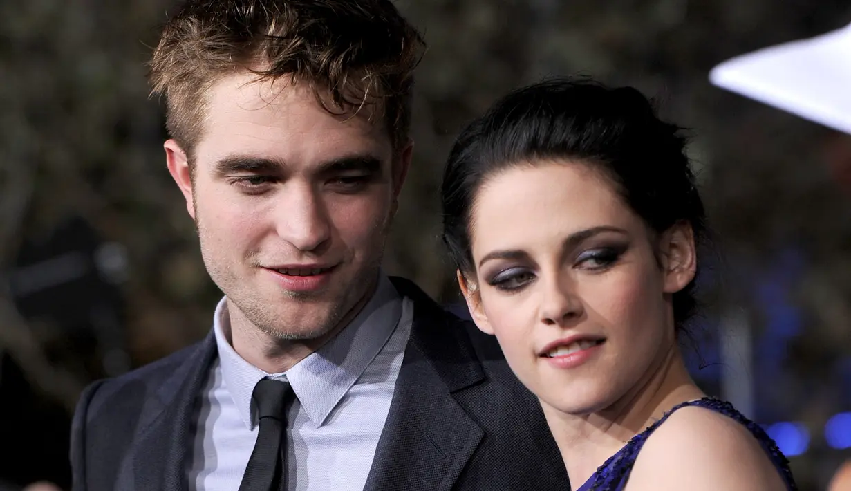 Meski bersahabat, para penggemar Robert Pattinson dan Kristen Stewart pasti berbahagia karena mereka akhirnya bisa kembali berbaikan, kan! (KEVIN WINTER / GETTY IMAGES NORTH AMERICA / AFP)
