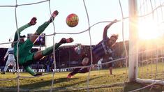 Kiper Inter Milan, Samir Handanovic (kiri)  menghalau bola sepakan pemain Atalanta,  Luca Cigarini pada lanjutan Liga Italia Serie A di Stadion Atleti Azzurri, Bergamo, Sabtu (16/1/2016).  (EPA/Paolo Magni)
