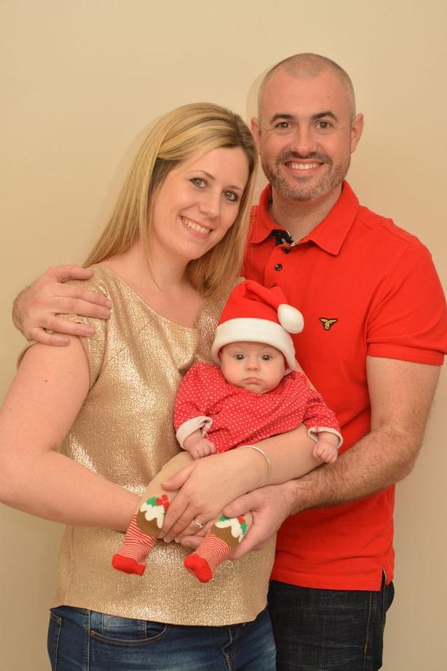 Bayi Mollie dengan orang tuanya | Photo: Copyright mirror.co.uk 
