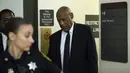 Ekspresi Bill Cosby saat berjalan ke ruang sidang di Pengadilan Montgomery  di Norristown, (6/6). Cosby menjalani sidang kasus pelecehan seksual dimana 50 wanita menuduh aktor dan Komedian ini melakukan kekerasan seksual. (AFP Photo/Pool/Matt Rourke)