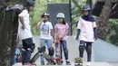 Atlet skateboard Indonesia, Bunga Nyimas Cinta, saat latihan di Skateboard Park, TMII, Jakarta, Sabtu (8/9/2018). Berhasil meraih perunggu, Bunga Nyimas menjadi atlet termuda peraih medali di Asian Games 2018. (Bola.com/M Iqbal Ichsan)