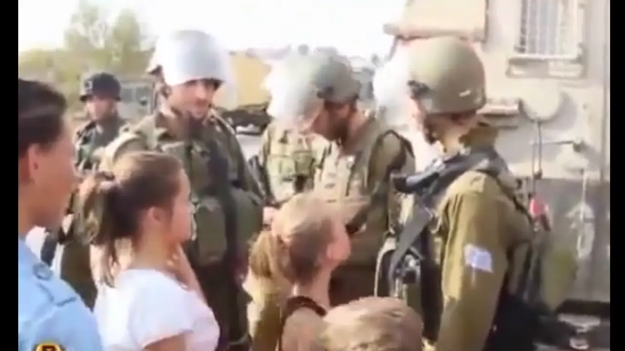 Aksi berani gadis kecil tonjok tentara Israel.