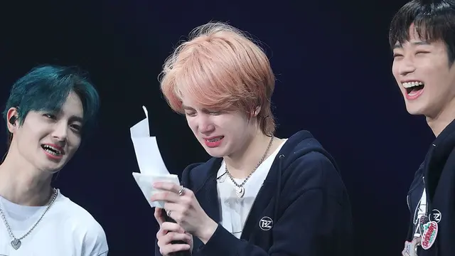 Younghoon menangis di salah satu konser The Boyz. (Sumber: via allkpop.com)