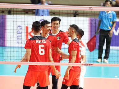 Tim bola boli putra Indonesia mengawali langkahnya dengan mulus untuk mempertahankan medali emas SEA Games. Pada laga pembuka Grup A SEA Games 2023 Kamboja, Rivan Nurmulki dkk menang telak 3-0 (25-18, 25-18, 25-23) atas Filipina dalam laga yang digelar di Olympic Complex Indoor Main Hall, Phnom Penh, Kamboja, Rabu (3/5/2023). Dalam laga tersebut pelatih Jeff Jiang Jie menurunkan seluruh 14 pemain dalam skuad tim bola voli putra Indonesia. (Bola.com/Abdul Aziz)