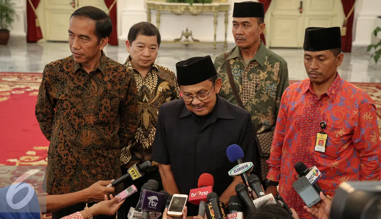 Mantan  Presiden Ke-3 RI Baharuddin Jusuf Habibie didampingi Presiden Joko Widodo memberikan keterangan kepada wartawan usai makan siang di Istana Merdeka, Jakarta, Selasa (13/10/2015). (Liputan6.com/Faizal Fanani)