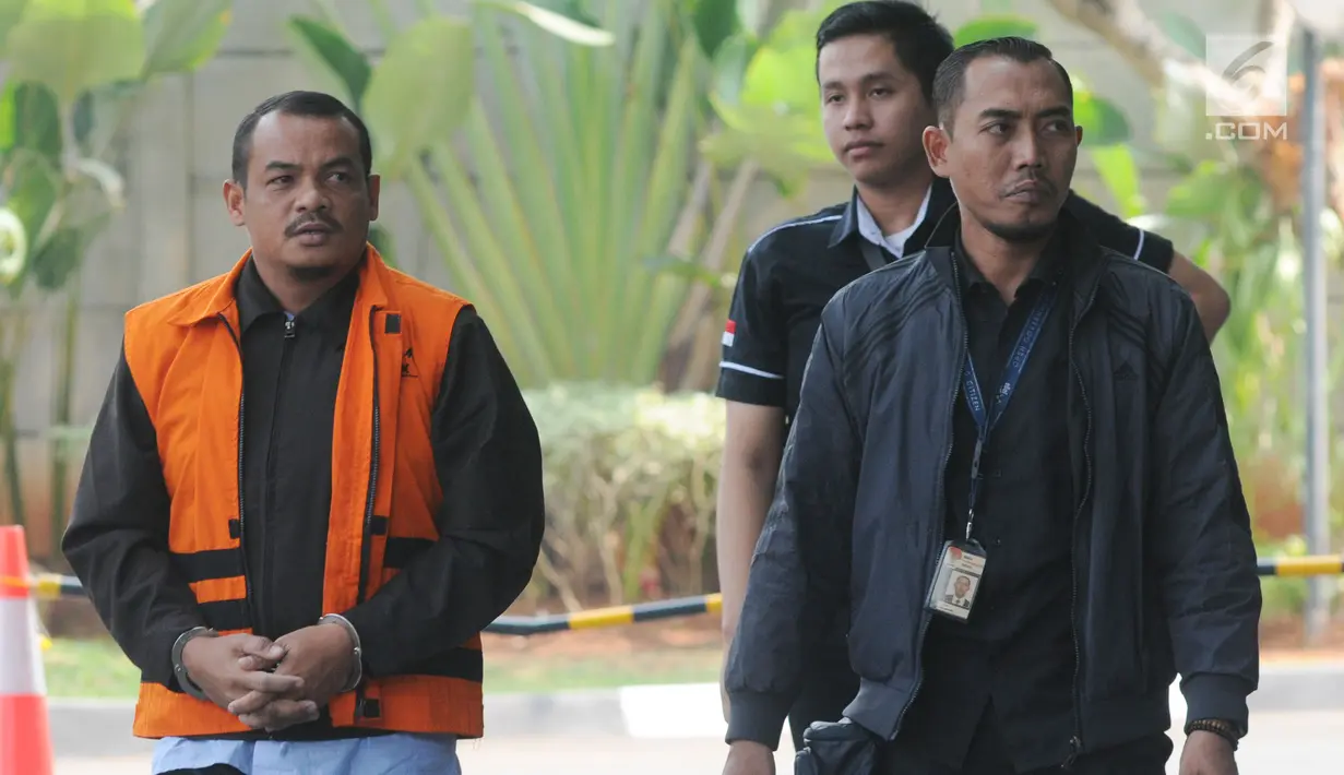 Pengusaha Abu Bakar memakai rompi tahanan tiba di Gedung KPK, Jakarta, Senin (5/8/2019). Abu Bakar diperiksa sebagai tersangka terkait suap izin prinsip dan lokasi pemanfaatan laut, proyek reklamasi di wilayah pesisir dan pulau pulau kecil Kepri 2018-2019. (merdeka.com/Dwi Narwoko)