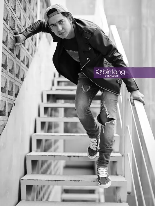 Dalam film terbarunya, Posesif, ia kembali dipercaya menjadi anak SMA. Sebagai Yudhis yang memiliki sikap posesif. Ia seakan hanya memiliki cinta yang sederhana dan terkesan melindungi, ternyata cinta rumit dan berbahaya. (Adrian Putra/Bintang.com)