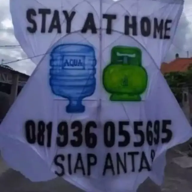 6 Tulisan Nyeleneh di Layang-Layang Ini Bikin Salah Fokus ketika Diterbangkan
