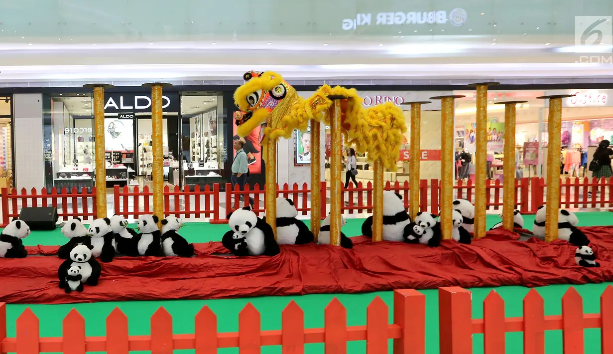 Sebuah Barongsai dipajang sebelum pertunjukkan menyambut Tahun Baru Imlek di atrium Lippo Mall Puri, Jakarta, Jumat (01/2). Nuansa dekorasi Imlek juga ditampilkan untuk memberikan nuansa musim semi. (Liputan6.com/Fery Pradolo)