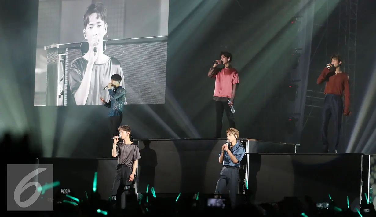 Aksi boy band SHINee pada saat konser bertajuk "SHINee World V in Jakarta" di kawasan Kemayoran, Jakarta, Sabtu (12/11). SHINee tampil dengan membawakan 30 lagu dan album baru mereka 1 of 1. (Liputan6.com/Herman Zakharia)