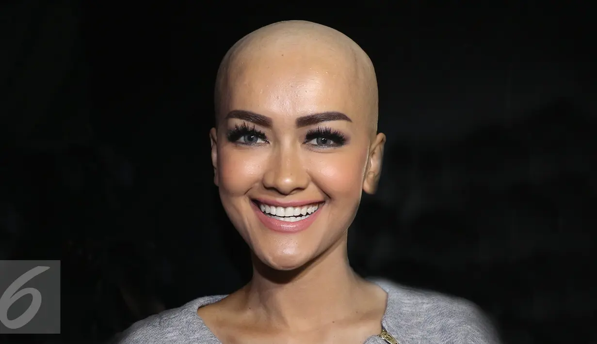 Julia Perez alias Jupe menunjukkan kepala pelontosnya saat ditemui di kawasan Kuningan, Jakarta, Senin (4/4/2016). Dari aksi nekadnya itu, Jupe ingin berpesan, wanita tetap cantik tanpa rambut.  (Liputan6.com/Herman Zakharia)