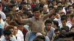 Pria bertato dalam keadaan kesurupan mengikuti Festival Tato Sihir di Wat Bang Phra, Nakhon Pathom, Bangkok, Thailand (19/3). Ribuan orang datang untuk memberikan penghormatan pada penguasa tato. (REUTERS/Chaiwat Subprasom)
