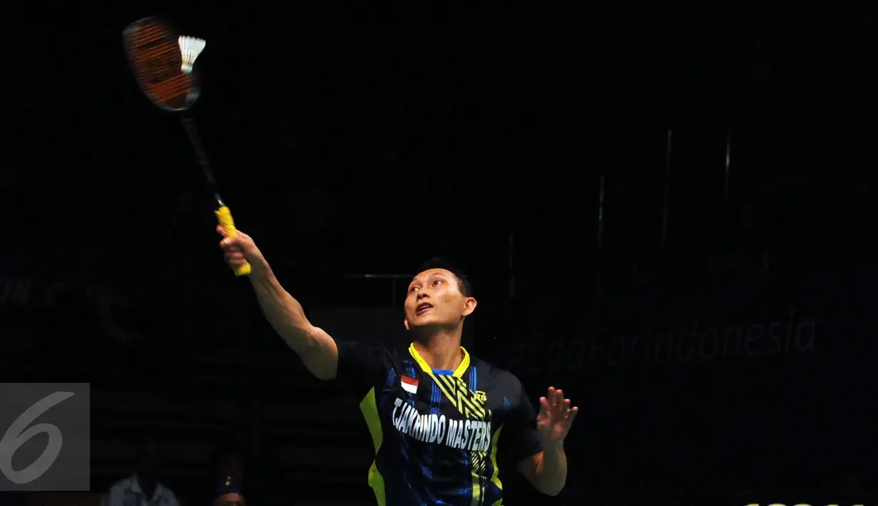 Tunggal putera Indonesia, Sony Dwi Kuncoro saat laga melawan pemain Hongkong Hu Yun di 16 besar BCA Indonesia Open, Jakarta, Kamis (6/2/2016). Sony kalah 12-21, 15-21, 16-21. (Liputan6.com/Helmi Fithriansyah)