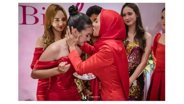Ibunda Tuding Sandrinna Michelle Telah Dicuci Otak, Ini 8 Momen Kedekatan Keduanya