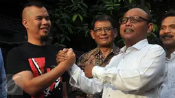 Ketua Tim Penjaringan Calon Gubernur (Cagub) DKI Jakarta dari Partai Gerindra Syarief berjabat tangan dengan Musisi Ahmad Dhani, Jakarta, (17/2). Pertemuan dilakukan sebagai konsolidasi dan penjajakan pencalonan Ahmad Dhani. (Liputan6.com/Johan Tallo)