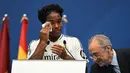 Pemain depan Brasil Endrick Felipe menyeka air matanya saat dia berdiri di samping presiden Real Madrid Florentino Perez selama penampilan pertamanya sebagai pemain baru Real Madrid di Stadion Santiago Bernabeu, Sabtu (27/7/2024). (JAVIER SORIANO / AFP)