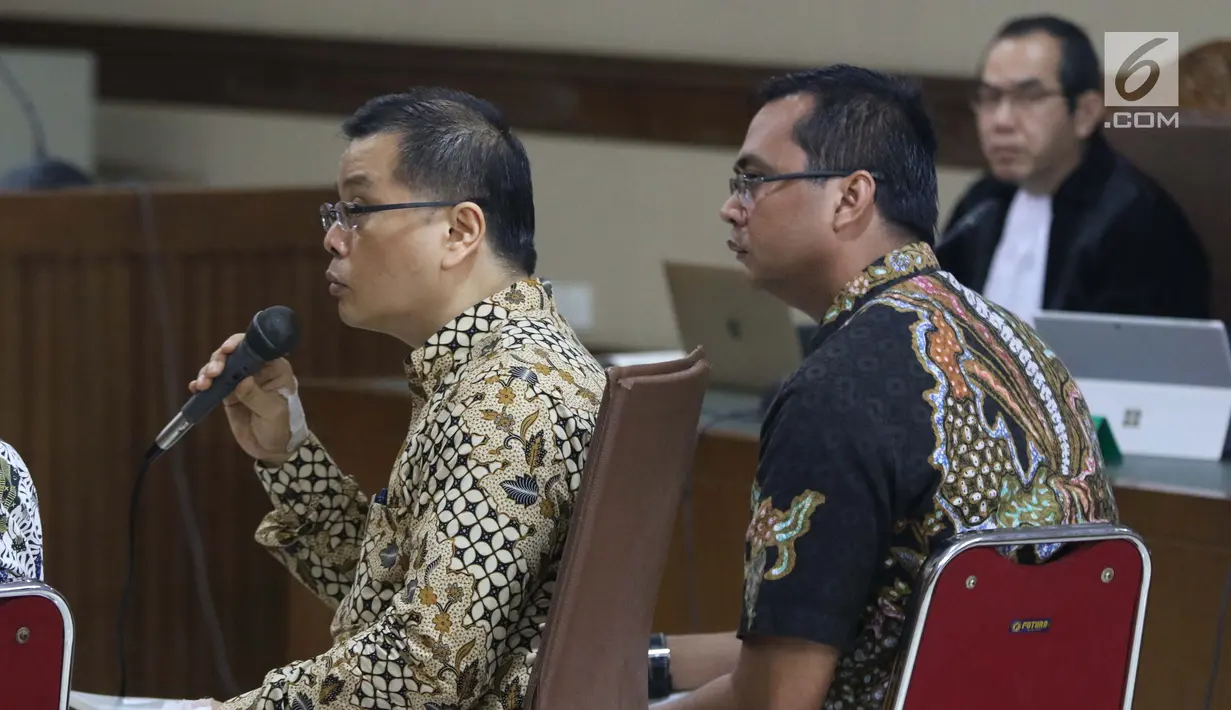 Terdakwa dugaan suap fungsi pengawasan DPRD Kalimantan Tengah terhadap pencemaran lingkungan Willy Agung (kiri) dan Teguh Dudy Syamsuri menjawab pertanyaan pada sidang lanjutan di Pengadilan Tipikor, Jakarta, Rabu (13/2). (Liputan6.com/Helmi Fithriansyah)