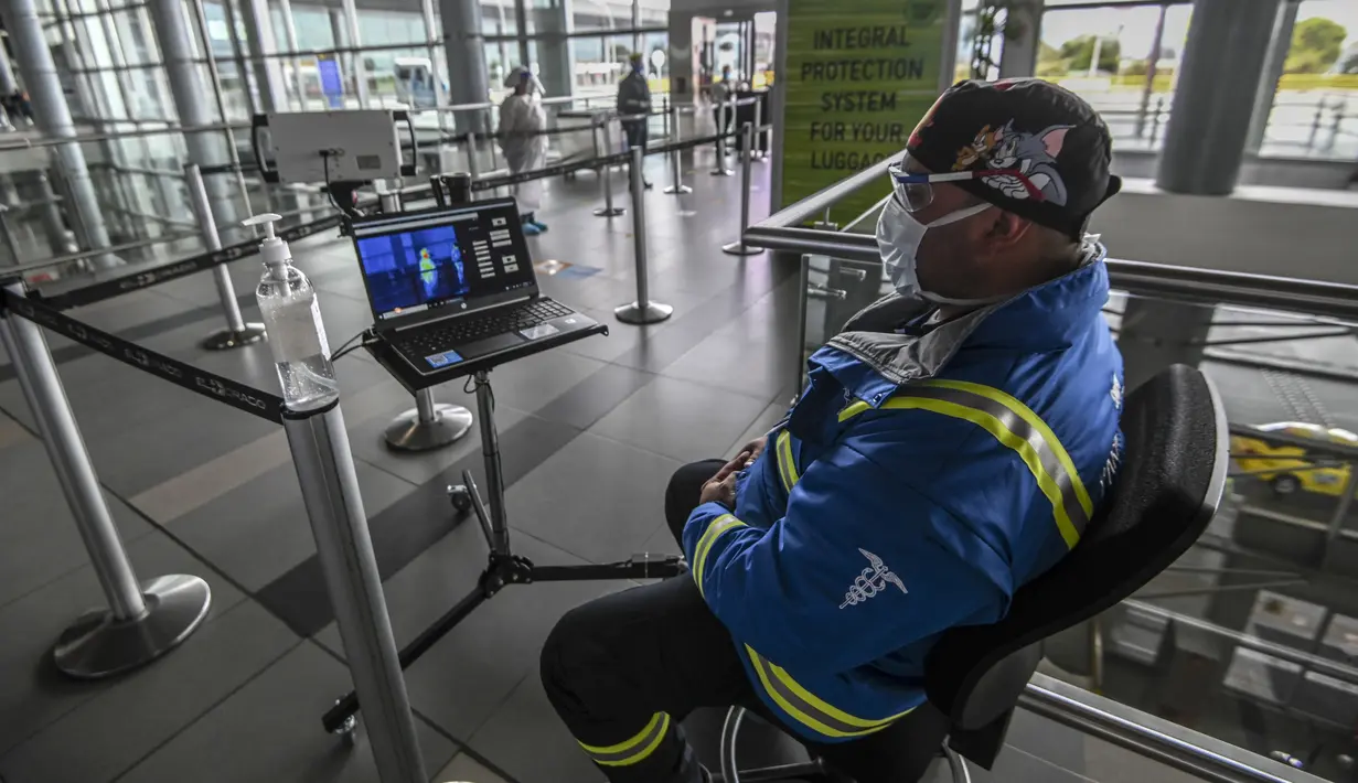 Seorang pekerja melihat layar sistem uji kamera pencitraan termal yang memeriksa suhu tubuh di pintu masuk Bandara Internasional El Dorado, Bogota, Kolombia, Senin (31/8/2020). Presiden Kolombia Ivan Duque mengizinkan lebih banyak penerbangan domestik mulai September. (Juan BARRETO/AFP)