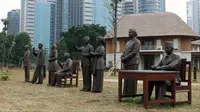 Tujuh patung Presiden RI serta ibu negara Hasri Ainun Habibie terpasang di kawasan Hutan Kota Kompleks GBK, Jakarta, Rabu (19/9). Pembangunan hutan kota ini merupakan bagian dari perbaikan dan penataan kawasan GBK. (Liputan6.com/Helmi Fithriansyah)
