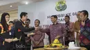 Ketua Umum PBSI, Wiranto, memberikan tumpeng pertama kepada Jonatan Christie dan Greysia Polii saat perayaan ulang tahun PBSI di Kantor PBSI Cipayung, Jakarta, Sabtu (6/5/2017). (Bola.com/Vitalis Yogi Trisna)