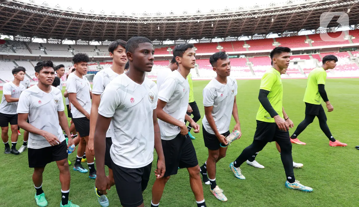 FIFA mencabut status Indonesia dengan alasan situasi terkini. (Bola.com/M Iqbal Ichsan)