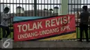 Demonstran dari Koalisi Masyarakat Sipil Antikorupsi dan Musisi menggelar Aksi memasang spanduk di Depan gedung DPR, Jakarta, Rabu (17/2/2016). Dalam aksinya mereka menuntut  "Tolak Revisi UU KPK".(Liputan6.com/Johan Tallo)