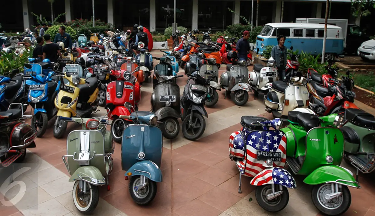 Puluhan vespa ikut menyemarakan pagelaran bertajuk 'Jakarta Vintage Weekend Market', di Tugu Proklamasi, Jakarta, Minggu (20/12/2015). Kegiatan ini dalam rangka mengumpulkan sumbangan untuk para veteran yang hidup miskin. (Liputan6.com/Faizal Fanani)