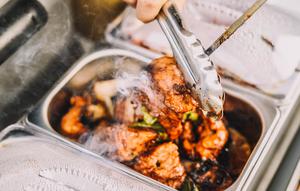 Ilustrasi makanan katering pernikahan. (dok. unsplash/Dolores Preciado)