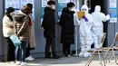 Warga yang dicurigai terinfeksi virus corona atau COVID-19 menunggu untuk mendapat pemeriksaa di pusat medis di Daegu, Korea Selatan, Kamis (20/2/2020). Wali Kota Daegu meminta warganya untuk tidak bepergian. (Lee Moo-ryul/Newsis via AP)