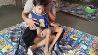 Ibu yang rawat anak lumpuh layu itu bak orangtua tunggal setelah suaminya merantau ke Jakarta. (Liputan6.com/Eka Hakim)