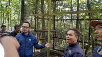Wali Kota Bogor Bima Arya Sugiarto mengecek Mini Zoo di wilayahnya buntut viral dua ekor monyet mati di dalam kandang. Bima Arya pun merekomendasikan penutupan operasional Mini Zoo Kota Bogor tersebut. (Liputan6.com/Achmad Sudarno)