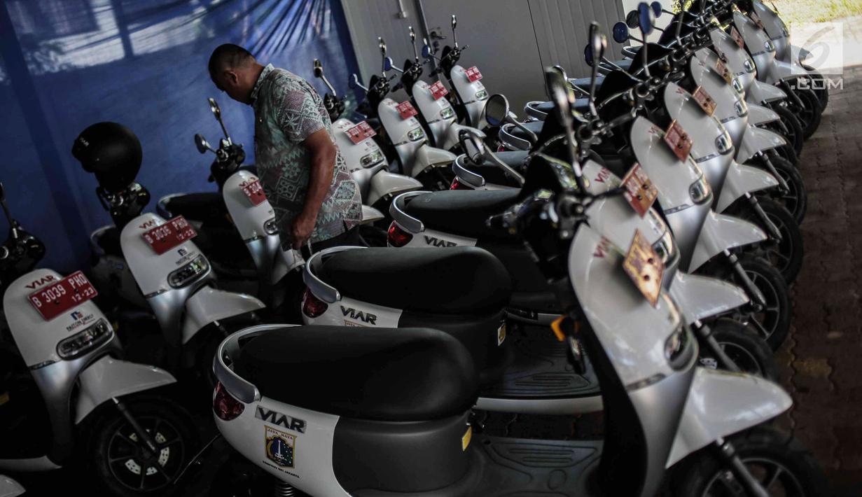 Petugas mengecek motor listrik di Taman Marga Satwa Ragunan, Jakarta, Kamis (13/12). Pemprov DKI mulai menggunakan motor listrik di beberapa titik dalam upaya mempercepat penggunaan kendaraan listrik di Indonesia. (Liputan6.com/Faizal Fanani)