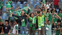 Suporter PSMS mendukung tim kesayangan di Piala Presiden 2018. (Bola.com/Ronald Seger Prabowo)