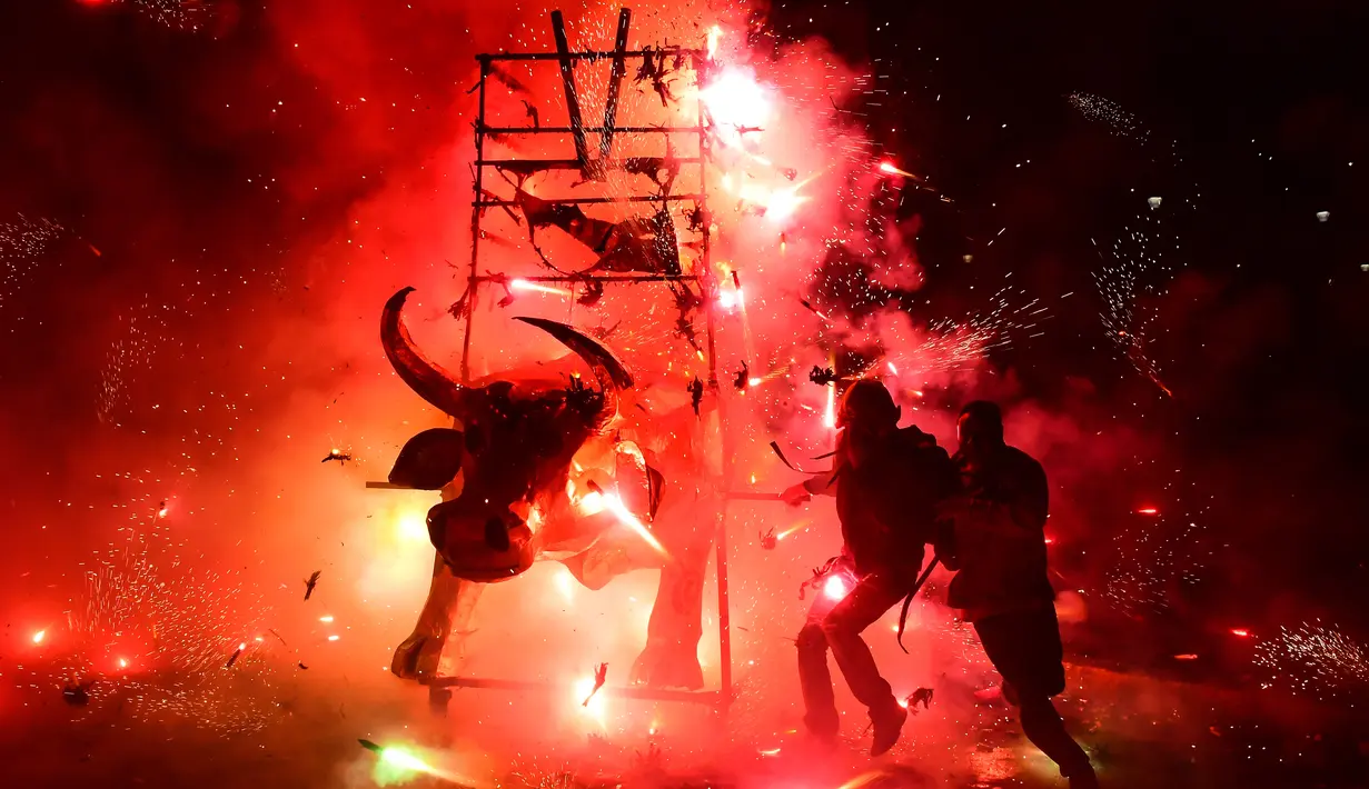 Sejumlah peserta bermandikan kembang api saat perayaan San Juan de Dios di Tultepec, Meksiko (8/3). Perayaan ini digelar untuk menghormati Santo pelindung mereka, San Juan de Dios. (AFP Photo/Ronaldo Skemidt)