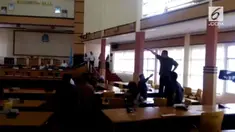 Tersinggung tidak menanda tangani berita acara Rapat Paripurna , dua anggota DPRD Kabupaten Bone, Sulawesi Selatan, dari Partai Bulan Bintang, dan Partai Golkar nyaris adu jotos.