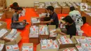 Pekerja melipat surat suara di Gudang Logistik Komisi Pemilihan Umum (KPU) Kota Tangerang Selatan, Banten, Rabu (27/12/2023). Untuk tahap awal, Kantor KPU setempat melipat kertas suara DPRD. (merdeka.com/Arie Basuki)