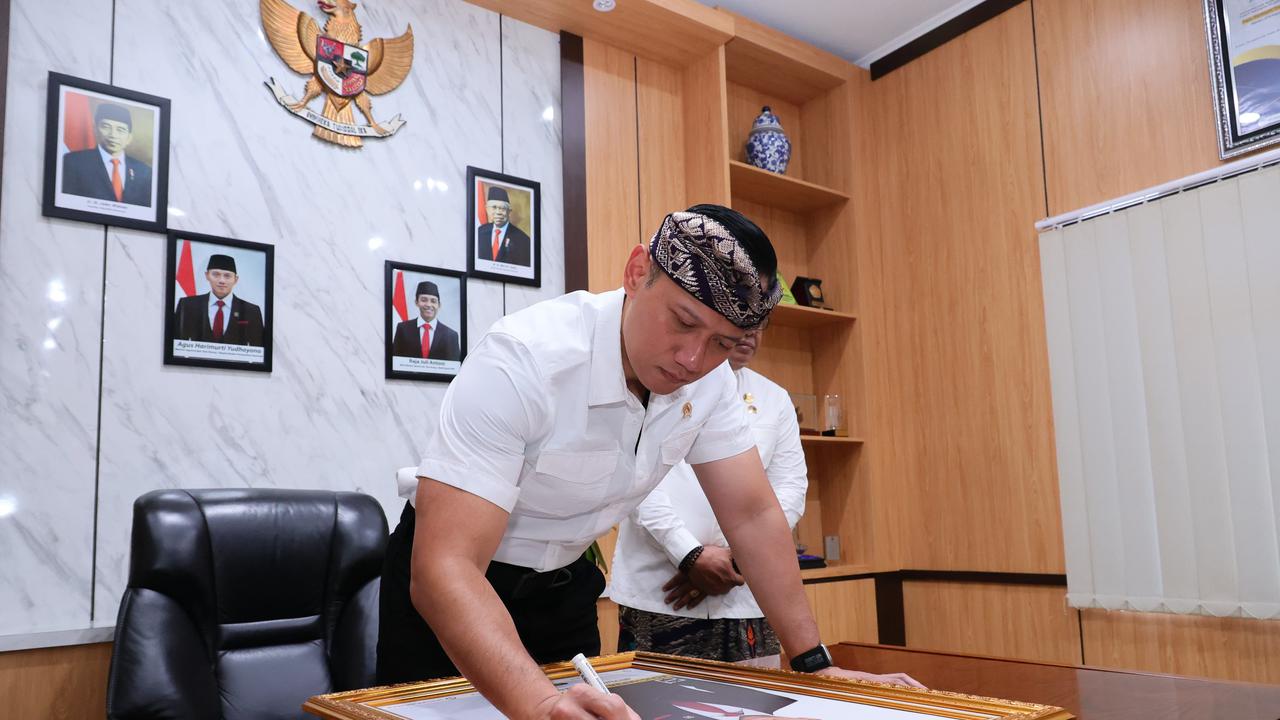 Menteri Agraria dan Tata Ruang/Kepala Badan Pertanahan Nasional (ATR/BPN) Agus Harimurti Yudhoyono (AHY) di Kantor Pertanahan Kabupaten Badung, Bali, Kamis (13/6/2024). (Arief/Liputan6.com)