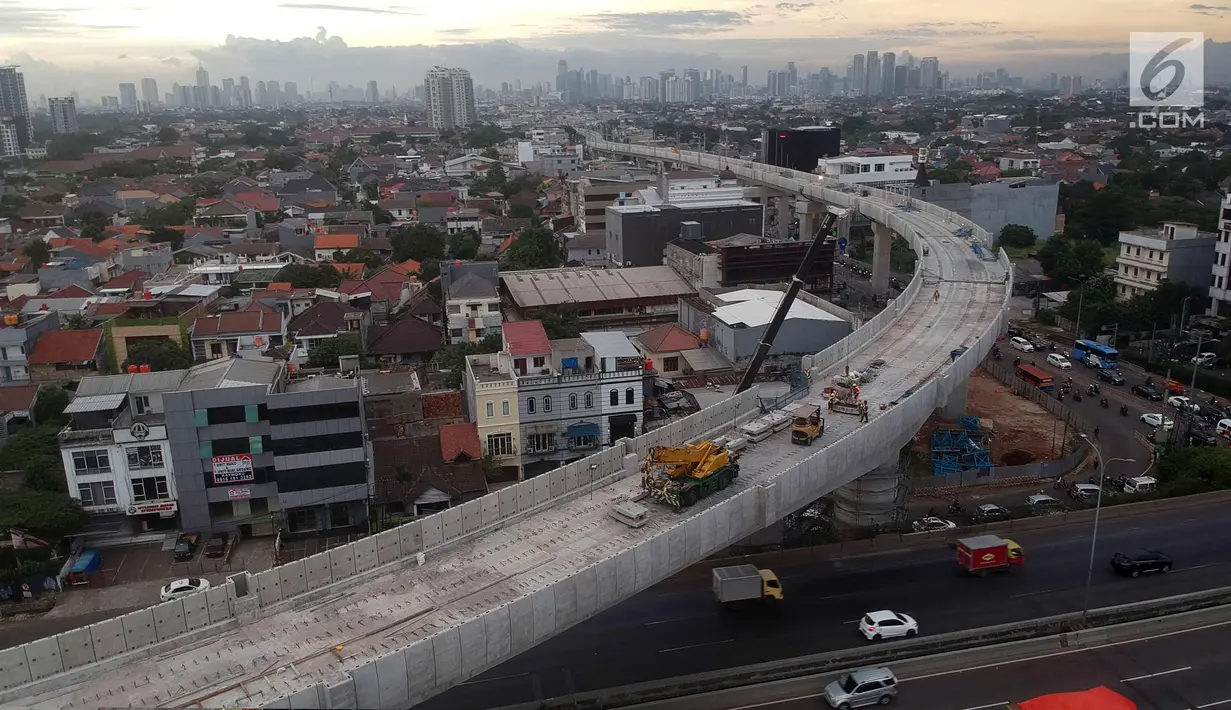 Foto aerial pembangunan jalur layang MRT di kawasan Fatmawati, Jakarta, Kamis (4/1). Progres pembangunan konstruksi moda transportasi massal MRT fase I rute Lebak Bulus-Bundaran HI mencapai 90,14% hingga bulan Desember 2017. (Liputan6.com/Arya Manggala)