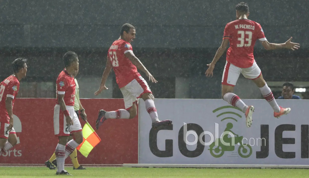 Aksi dua pemain Persija Jakarta, Wllian Pachecho dan Bruno Lopes merayakan gol saat melawan Perseru Serui pada laga Liga 1 2017 di Stadion Patriot, Bekasi, Selasa (13/6/2017). Persija menang 3-0. (Bola.com/Nicklas Hanoatubun)