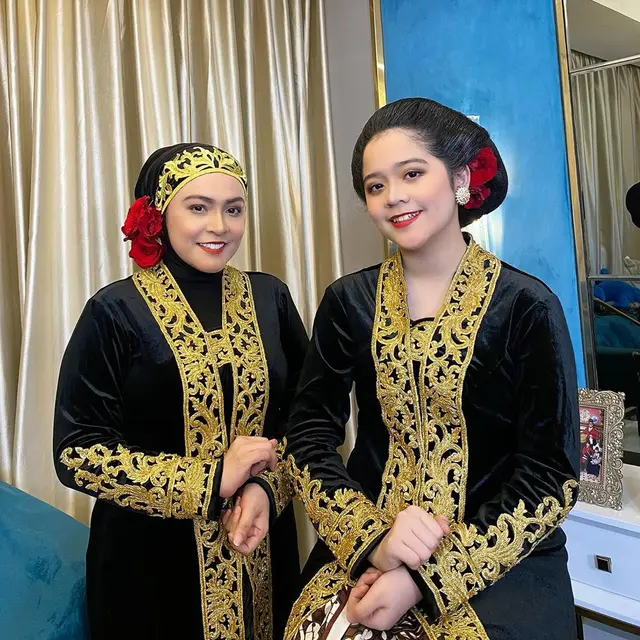 6 Potret Keluarga Uya Kuya Pakai Busana Jawa, Gaya Cinta Kuya Curi Perhatian