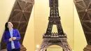 Coklat berbentuk Menara Eiffel yang dipamerkan dalam acara Brussels Chocolate Fair di Brussels, Belgia (10/2). Pameran ini berlangsung hingga 13 Februari 2017. (AFP/Emmanuel Dunand)