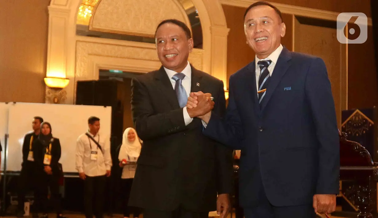 Menteri Pemuda dan Olahraga (Menpora), Zainudin Amali dan Ketua Umum PSSI Mochamad Iriawan melakukan salam komando usai membuka Kongres Luar Biasa (KLB) PSSI di Hotel Shangri-La, Jakarta Pusat, Kamis (16/2/2023). KLB ini akan memilih 15 Eksekutif Komite (Exco) PSSI untuk periode 2023-2027 yang terdiri dari satu Ketum, dua Wakil Ketua Umum (Waketum), dan 12 anggota Exco. (Liputan6.com/Herman Zakharia)