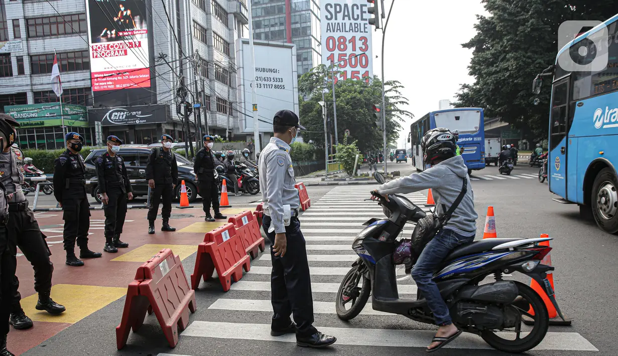 Pengendara berputar balik saat penyekatan ruas Jalan Simatupang mengarah ke Fatmawati, Jakarta, Sabtu (10/7/2021). Penambahan titik penyekatan jalan untuk mempertegas bahwa Jakarta masih masa PPKM Darurat. (Liputan6.com/Faizal Fanani)
