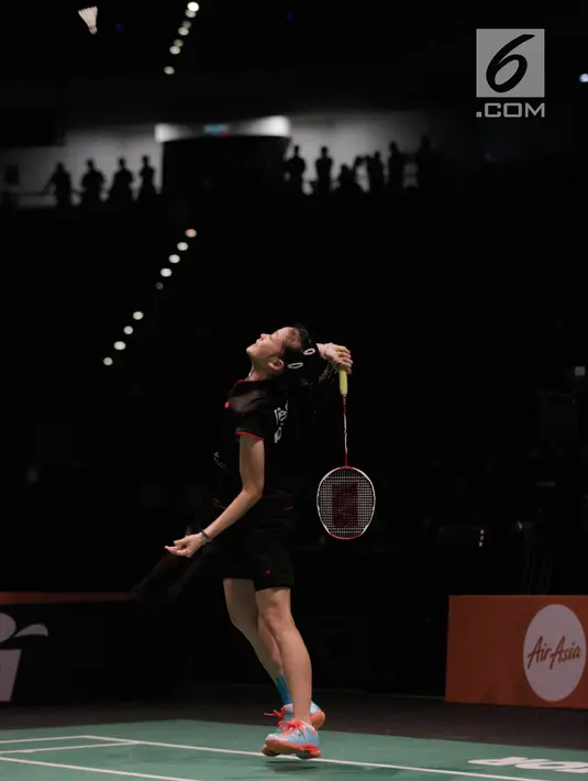Pebulu tangkis putri Indonesia Fitriani berusaha memukul kok saat melawan Malaysia dalam laga perempat final Sea Games 2017 di Axiata Arena, Kuala Lumpur, Malaysia, Rabu (27/8). Indonesia kalah dengan skor 21-12. (Liputan6.com/Faizal Fanani)