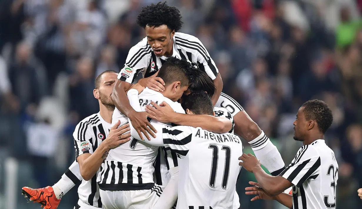 Para pemain Juventus merayakan gol Paul Dybala  dalam lanjuta Liga Serie A di Juventus Stadium,Turin, Senin (05/102015). Juventus menang 3-1.(EPA/Di Marco)