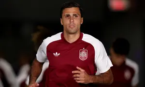 Rodri #16 dari Timnas Spanyol berlari keluar terowongan untuk pemanasan sebelum pertandingan babak 16 besar Piala Dunia 2026 antara Portugal dan Spanyol di Stadion Dallas pada 7 Juli 2026 di Arlington, Texas. (Molly Darlington/Getty Images via AFP)